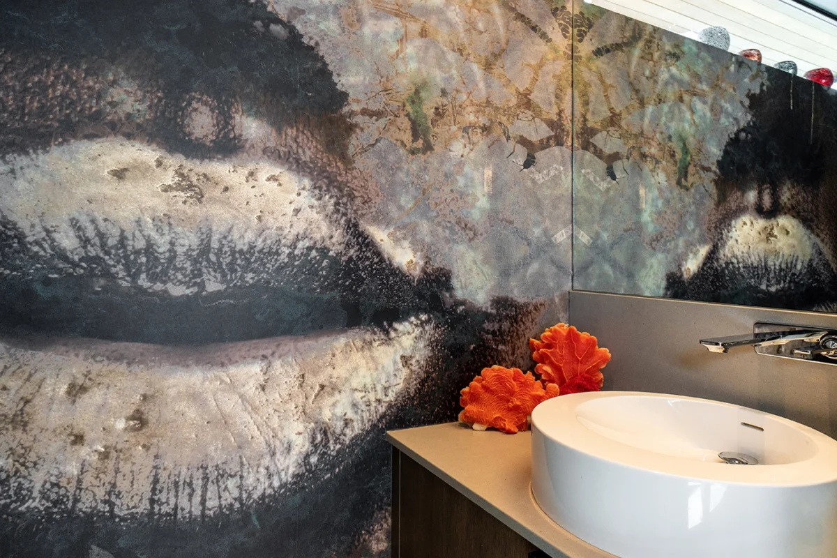 Modern bathroom design featuring a vibrant mural of abstract lips and chic decor elements.